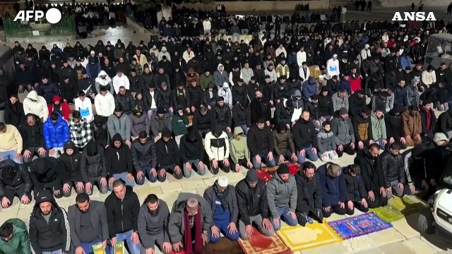 Primo giorno di Ramadan, i fedeli musulmani in preghiera