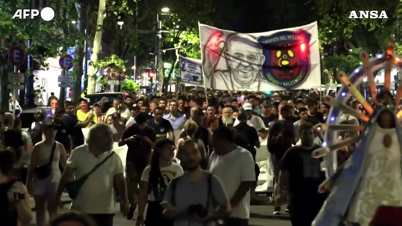 A Buenos Aires fiaccolata e veglia di preghiera per papa Francesco