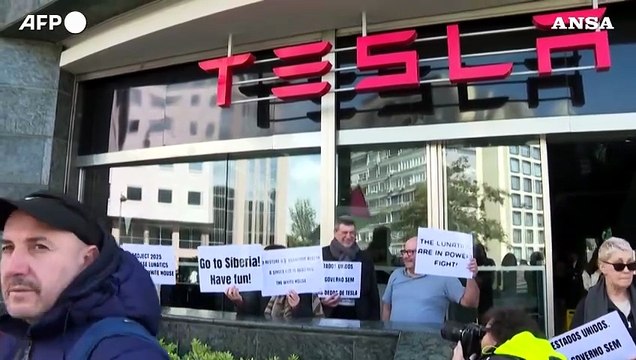Portogallo, a Lisbona decine di manifestanti contro Elon Musk