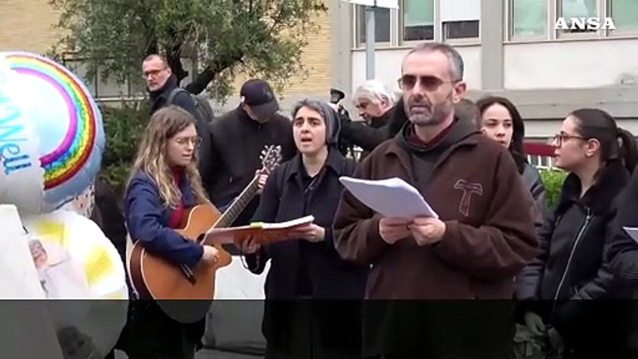 Papa ricoverato, anche oggi fedeli in preghiera davanti al Gemelli