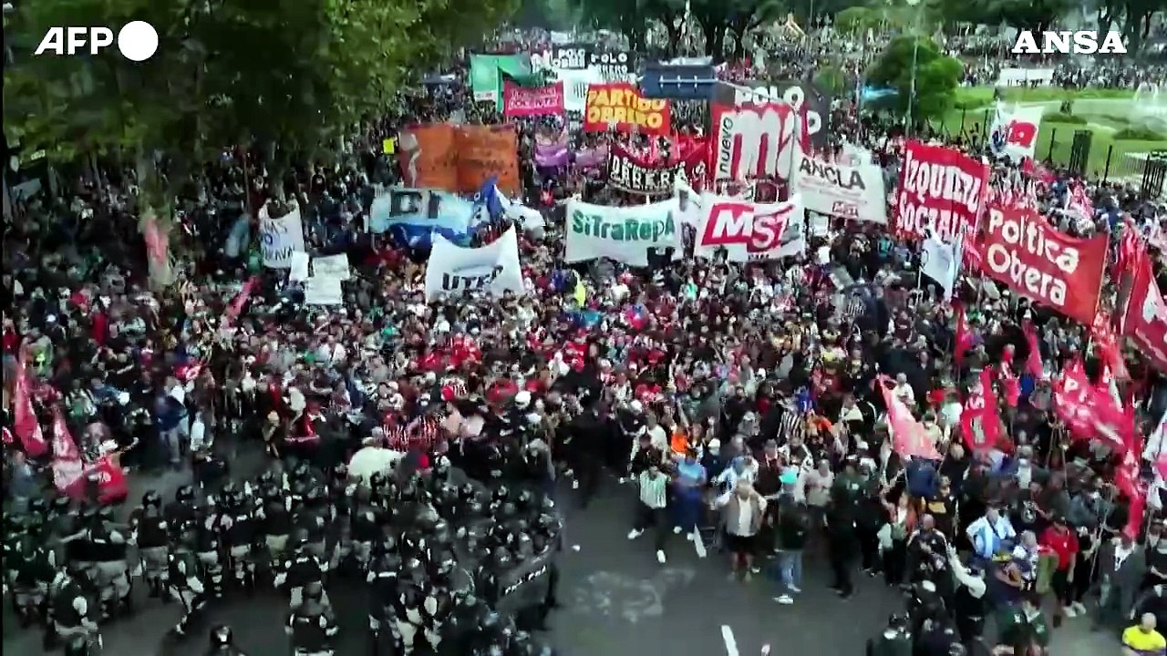 Buenos Aires, violenti scontri alla manifestazione dei pensionati