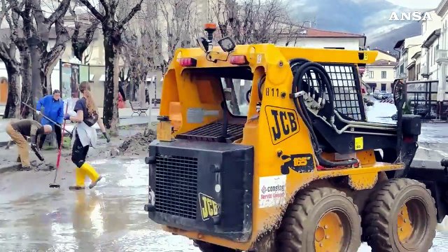 Maltempo in Toscana, a Sesto Fiorentino si rimuovono fango e detriti