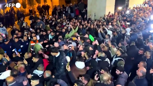 Folla accoglie a Ramallah il bus con i prigionieri palestinesi liberati
