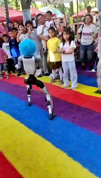 Polémica en China: un robot humanoide golpeó a un chico en una exhibición