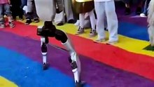 Polémica en China: un robot humanoide golpeó a un chico en una exhibición