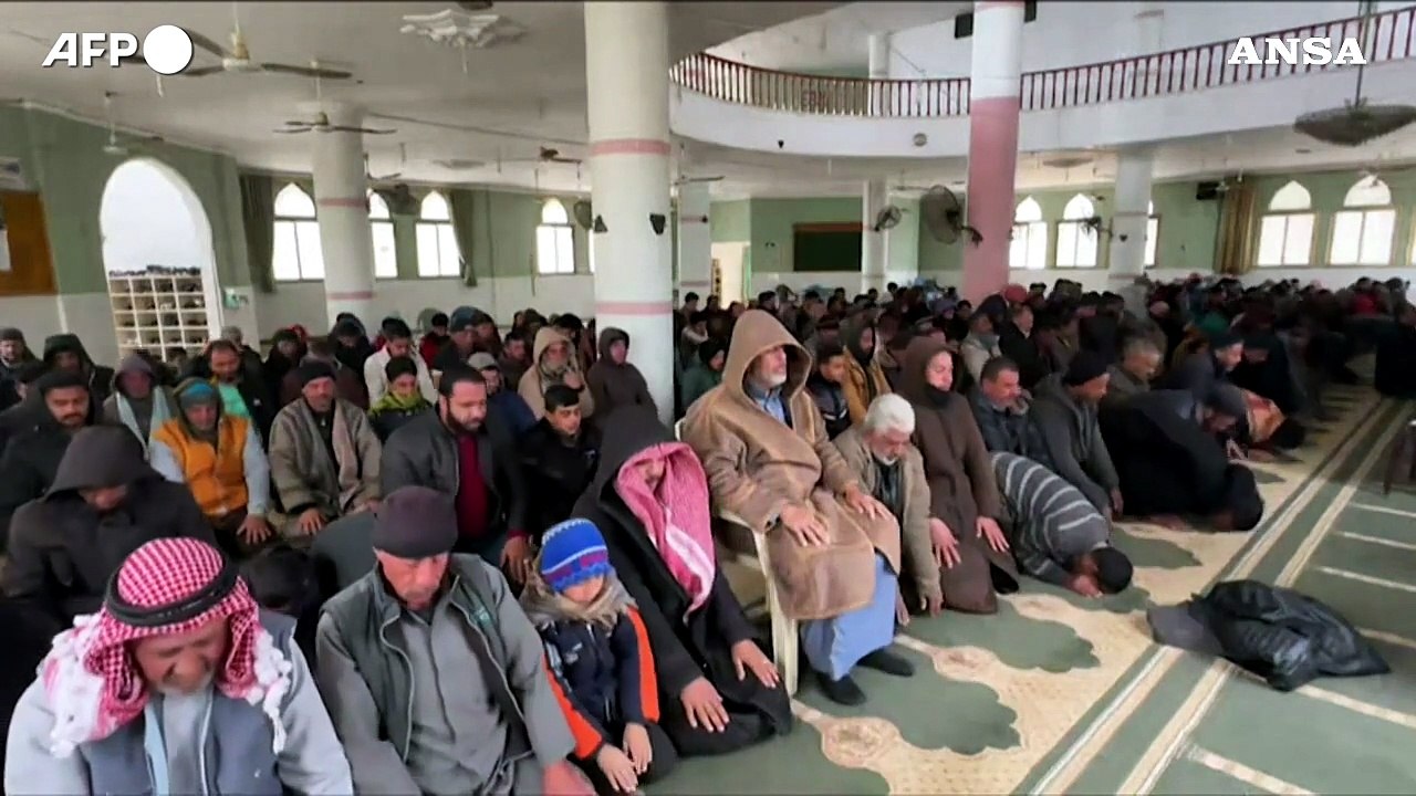 La preghiera dei palestinesi nel primo venerdi' di Ramadan a Gaza