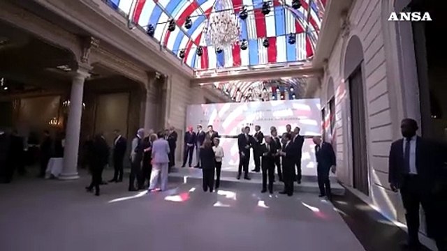 Meloni all'Eliseo per il vertice sull'Ucraina, accolta da Macron
