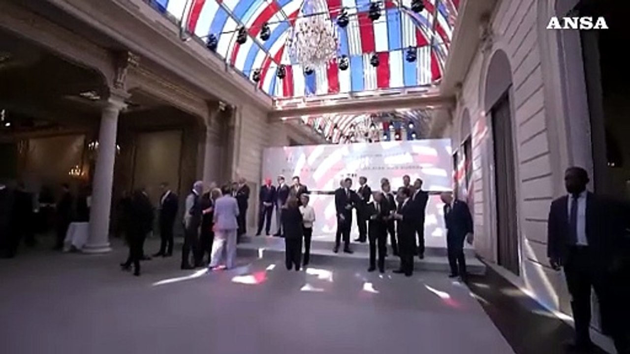 Meloni all'Eliseo per il vertice sull'Ucraina, accolta da Macron