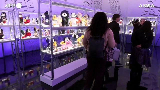 Snoopy compie 75 anni, un'esposizione a Parigi lo celebra come icona della moda