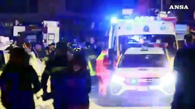 Donna estratta dalle macerie a Bari, lungo applauso ai soccorritori