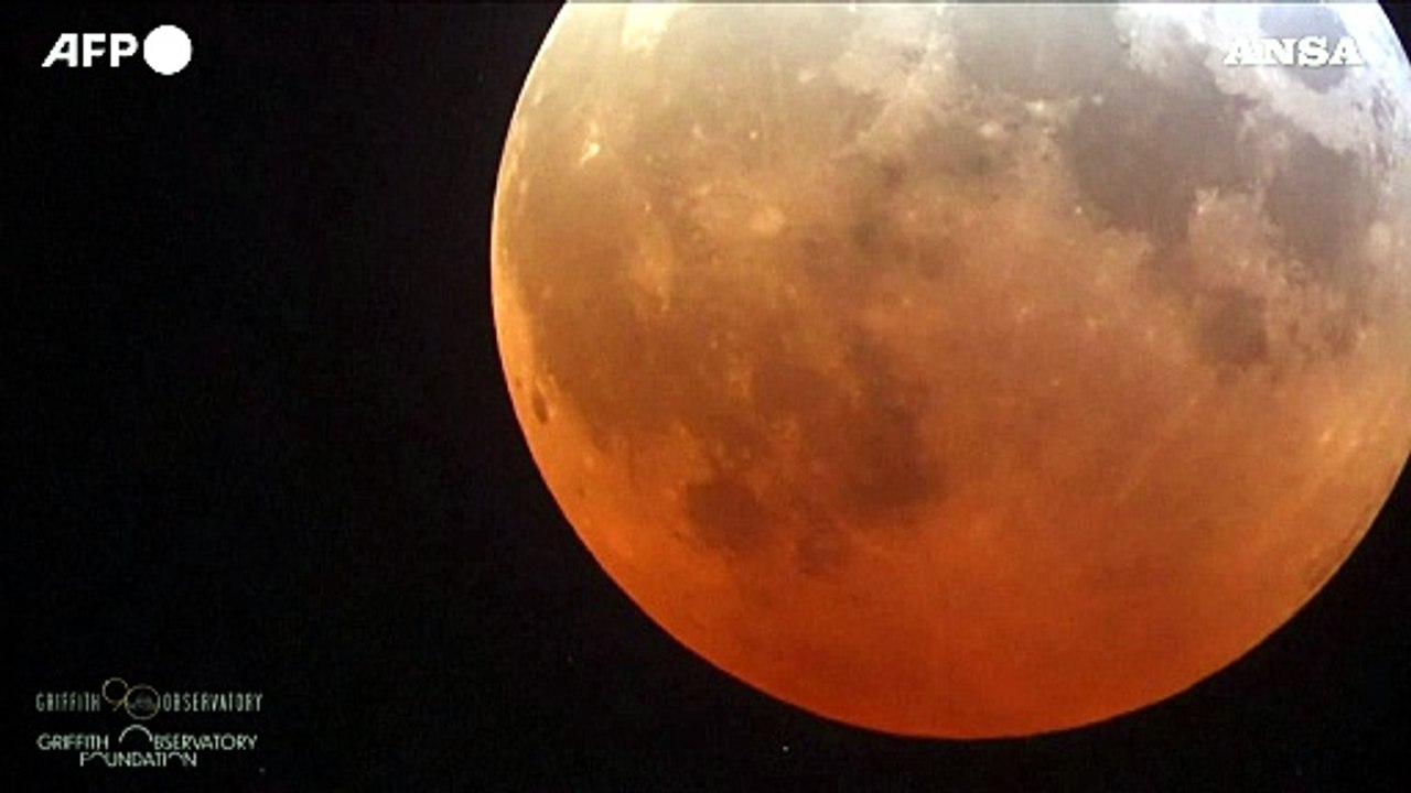 L'eclissi totale della Luna "rosso sangue" nel...