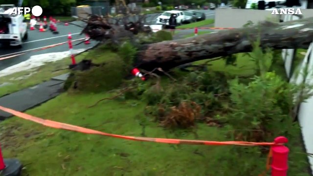 Australia colpita dal ciclone Alfred, raffiche di vento forte sulla costa orientale
