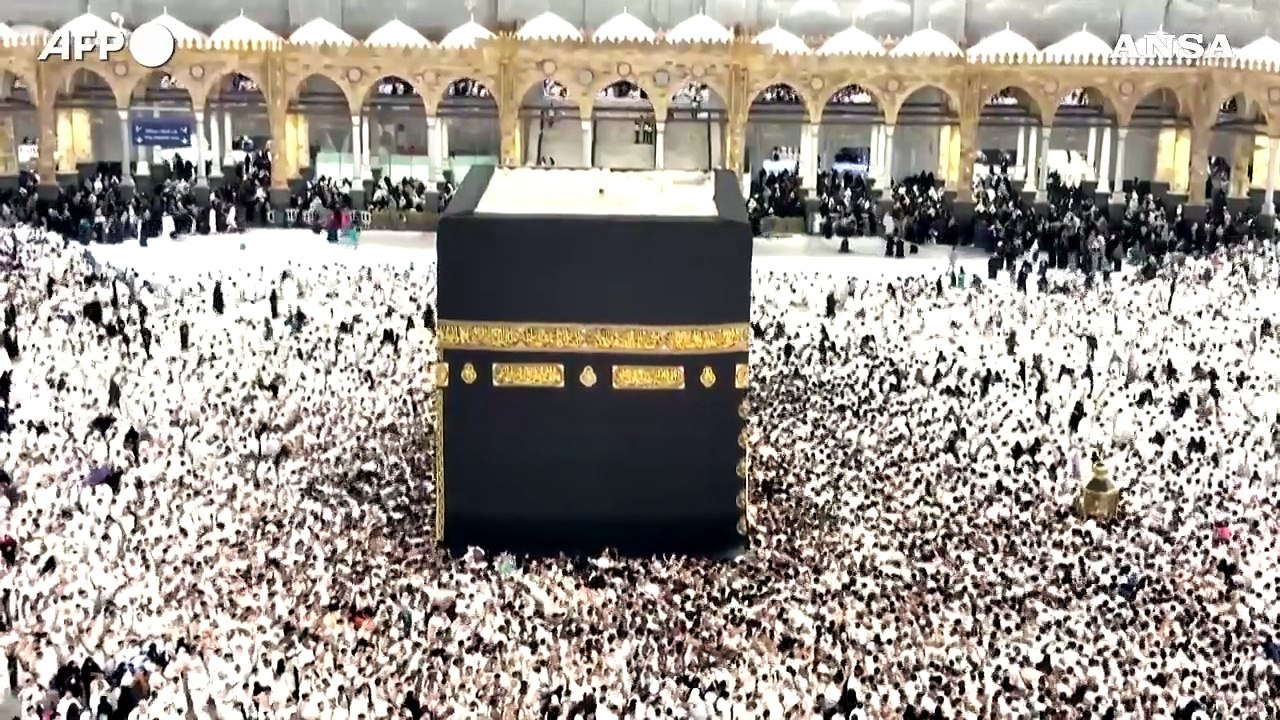 La Mecca, ultima notte di Ramadan: i fedeli nella Grande Moschea