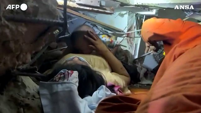 Terremoto in Myanmar, madre e figlio incastrati fra le macerie