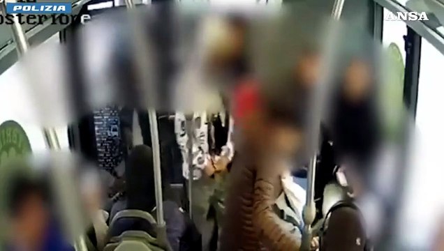 Milano, anziana picchiata per rapina in autobus: cinque fermati