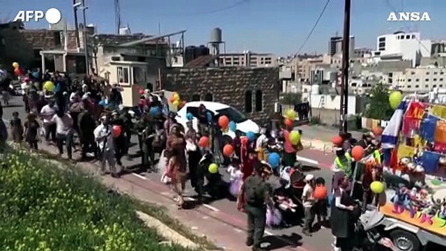Cisgiordania occupata, i coloni israeliani celebrano il Purim a Hebron