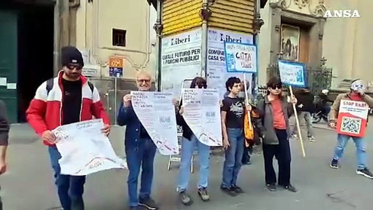 Napoli, gli attivisti di "Resta abitante" contro l'overtourism