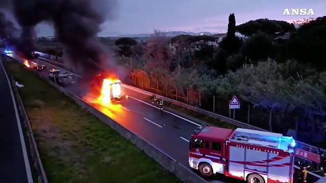 Assalto a due portavalori nel Livornese, veicoli in fiamme sull'Aurelia
