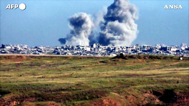Gaza, un'enorme nuvola di fumo si alza sulla Striscia dopo un attacco israeliano