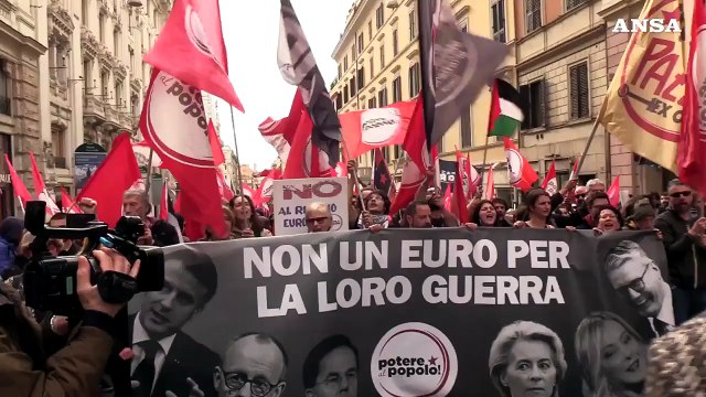Roma, bandiere europee bruciate al corteo di Potere al popolo