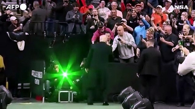 Trump accolto da un boato della folla all'incontro di wrestling