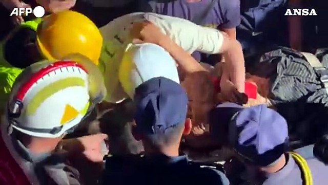 Myanmar, donna estratta viva dalle macerie 30 ore dopo il terremoto