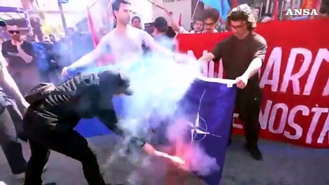 Corteo Torino, bruciate le bandiere europee davanti alla sede dell'Unione industriali