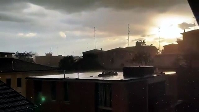 Fulmini, pioggia e arcobaleno insieme: il video di un lettore da San Lazzaro