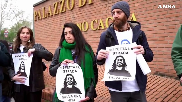 Travolto e ucciso da una volante, sit in degli amici di Francesco Convertini davanti al tribunale di Torino