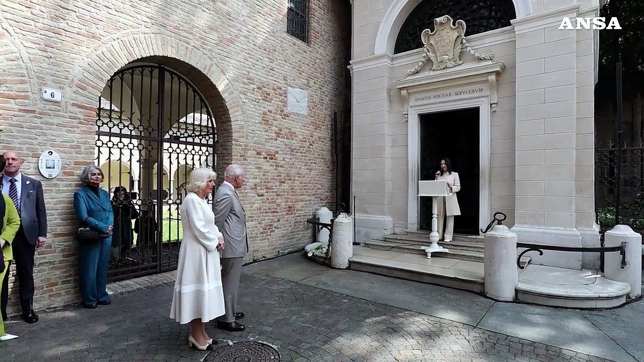 Carlo e Camilla in visita alla tomba di Dante a Ravenna