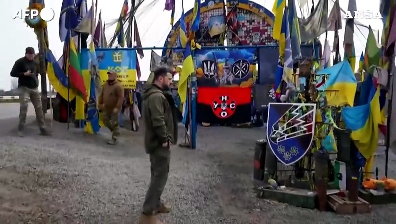 Zelensky visita le truppe che difendono Pokrovsk