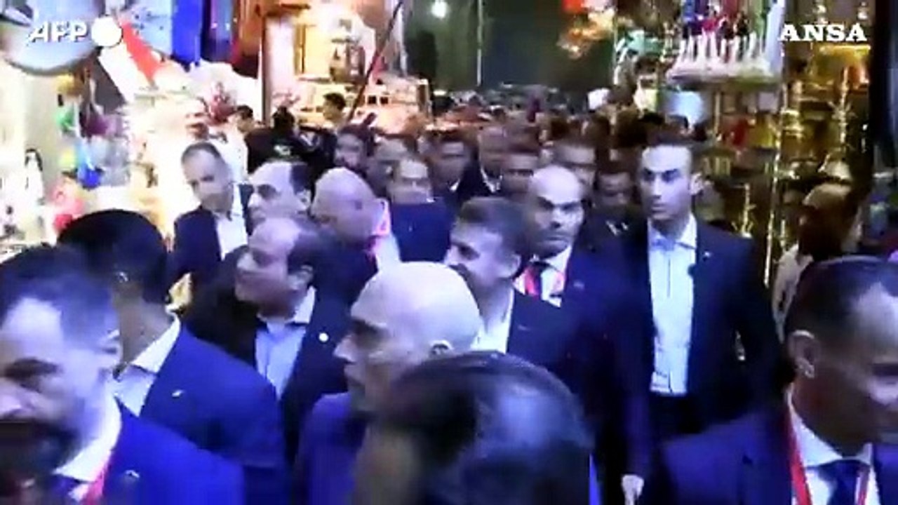 Macron visita il bazar di Khan El Khalili al Cairo con Al-Sisi
