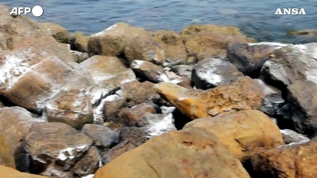 Russia, continua la bonifica dopo la fuoriuscita di petrolio nel Mar Nero