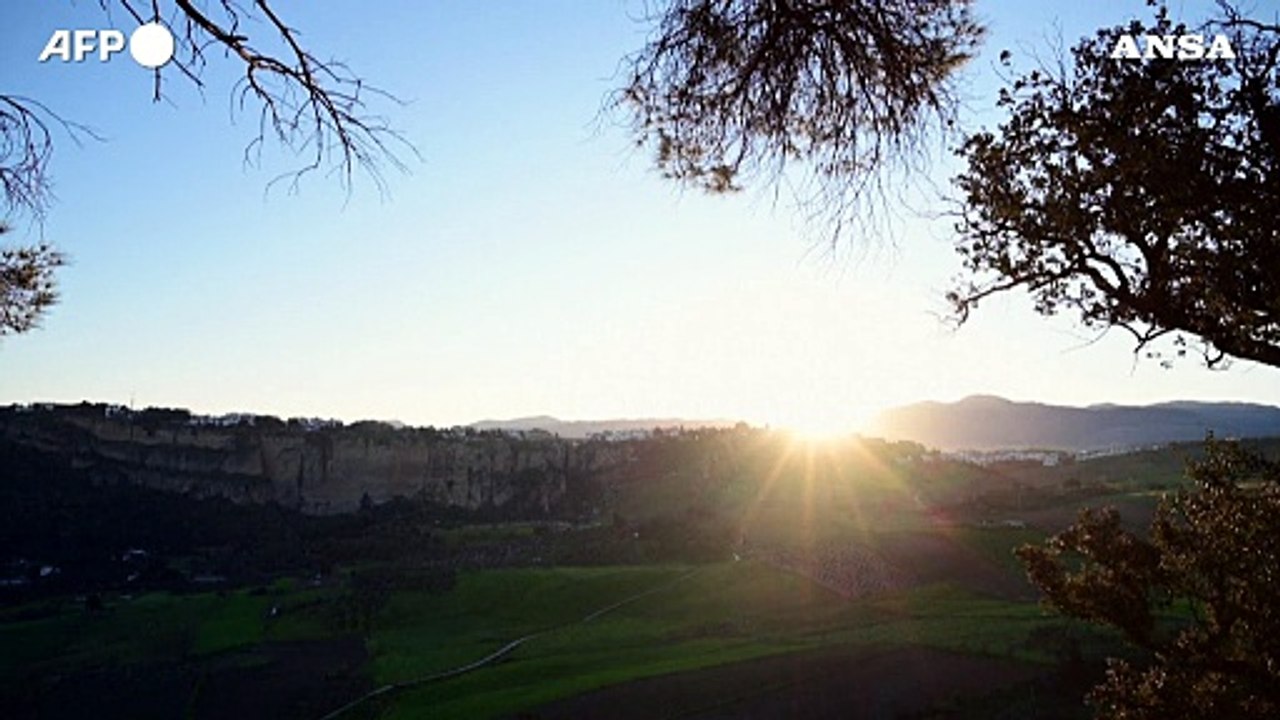 Eclissi parziale di sole in Spagna, lo spettacolo dalla citta' di Ronda
