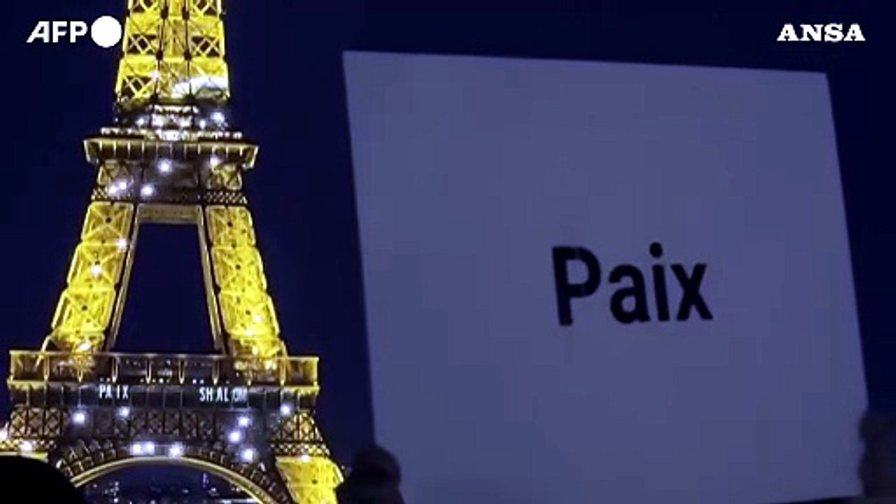 La Tour Eiffel si illumina per la pace in Medio Oriente