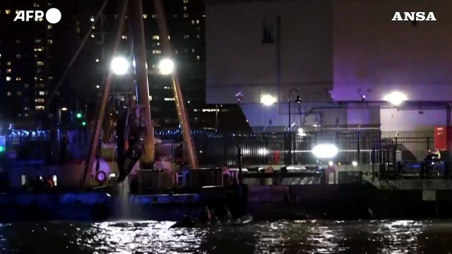 Elicottero caduto nell'Hudson a New York, il recupero dal fiume