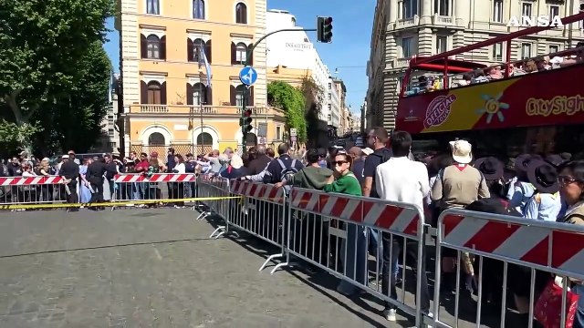 Papa Francesco, canti tra i fedeli prima di entrare a S. Maria Maggiore
