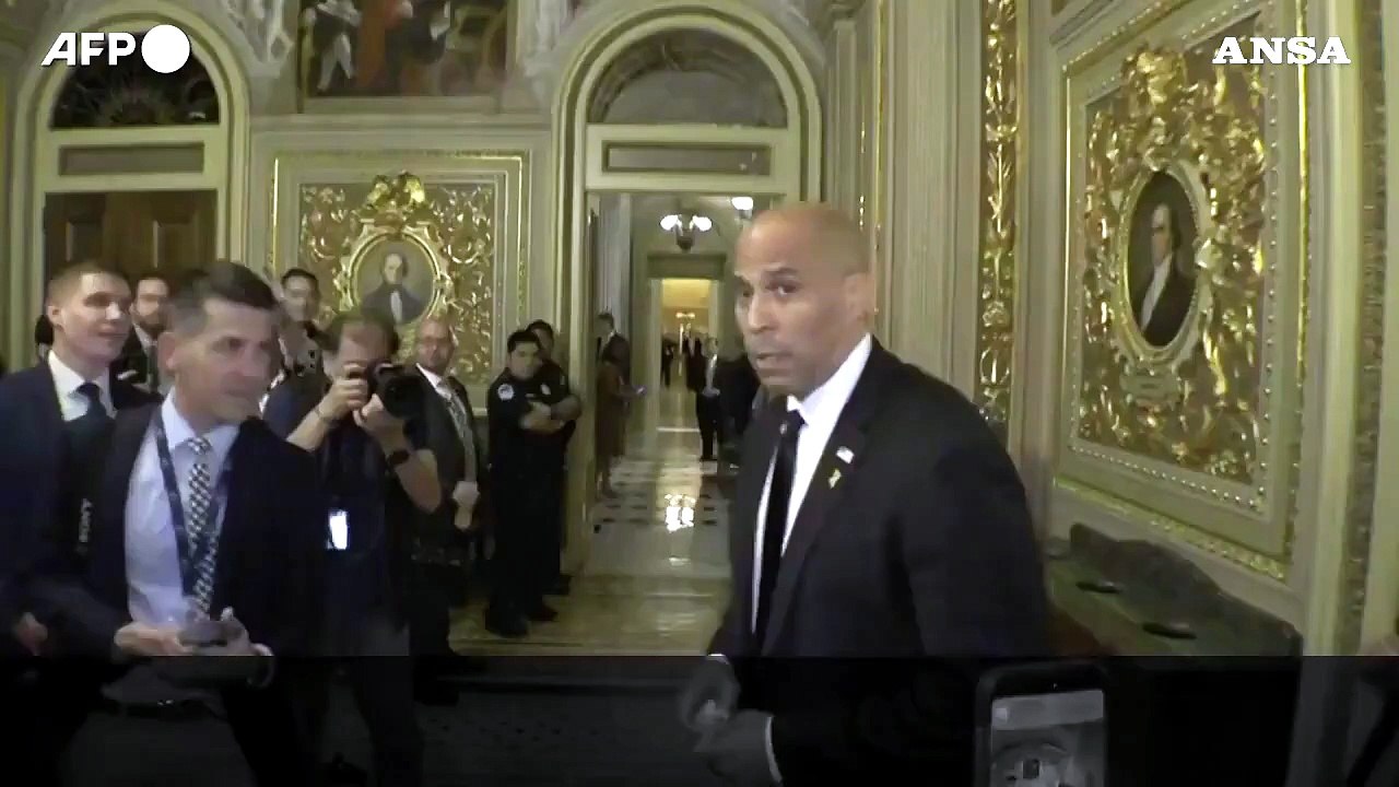 Il discorso record, il senatore Booker parla no-stop per oltre 24 ore