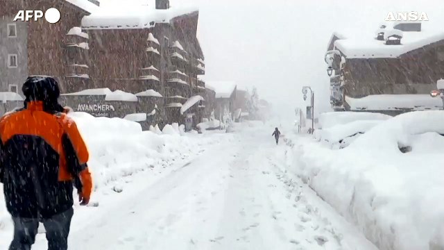 Bufera di neve in Francia, un manto bianco ricopre Val d'Isere
