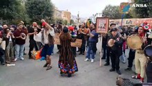 Napoli, artisti di strada in piazza contro il regolamento del Comune