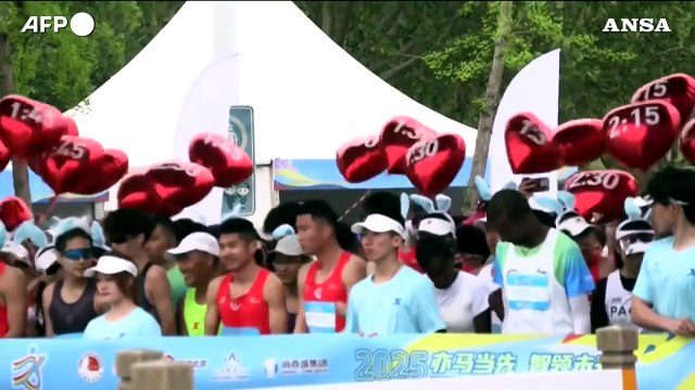 Pechino, al via la prima mezza maratona mondiale con robot umanoidi