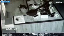 Verona, gattonava pensando di eludere gli allarmi: arrestato un ladro