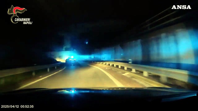 Napoli, sotto effetto della cocaina fugge sulla superstrada contromano per 10 km