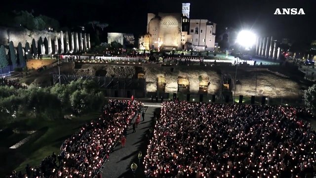 Venerdi' Santo, la Via Crucis al Colosseo