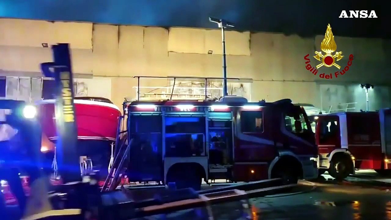 Olbia, un incendio distrugge un cantiere nautico a Cala Saccaia