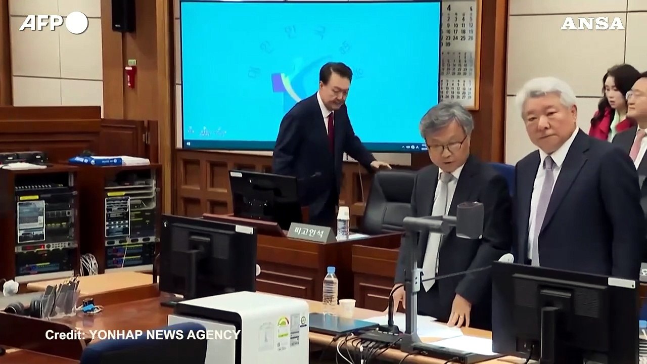 Corea del Sud, l'ex presidente Yoon Suk Yeol torna in aula