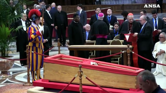 Papa Francesco, il cardinale Zuppi prega davanti al feretro in San Pietro