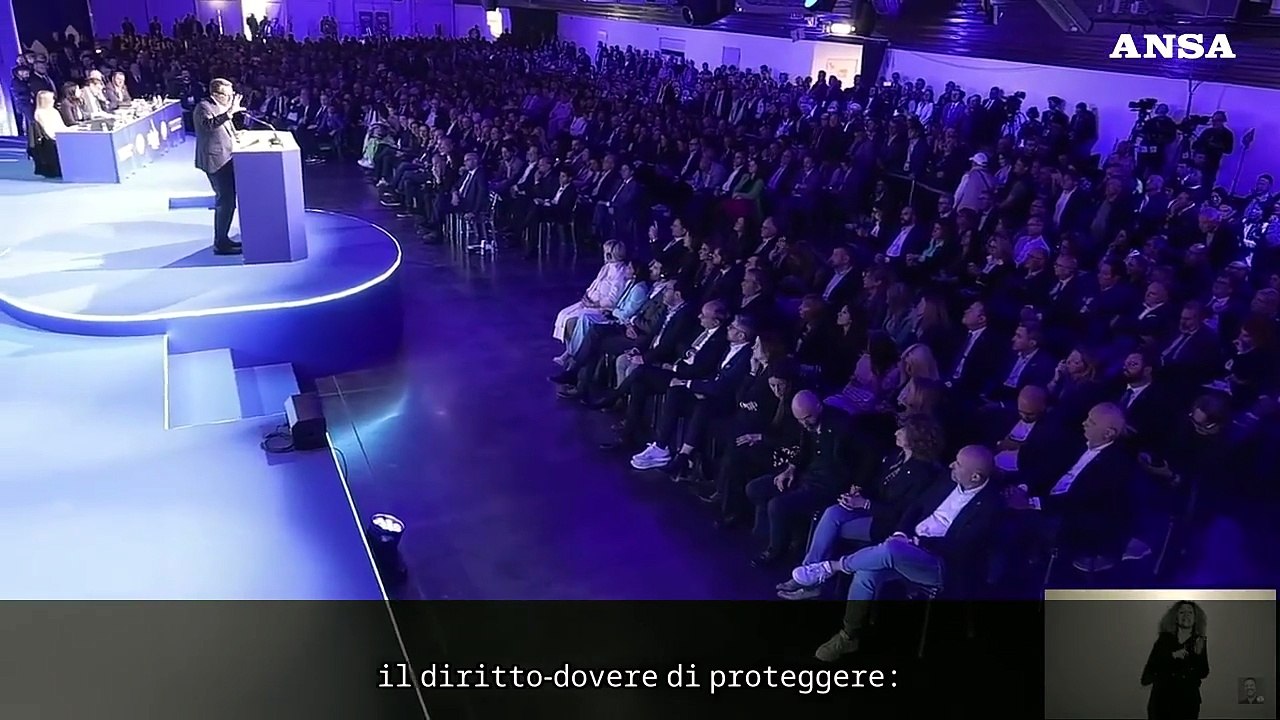 Congresso Lega, Salvini: "Spendere per sanita' e scuole, non per le armi"