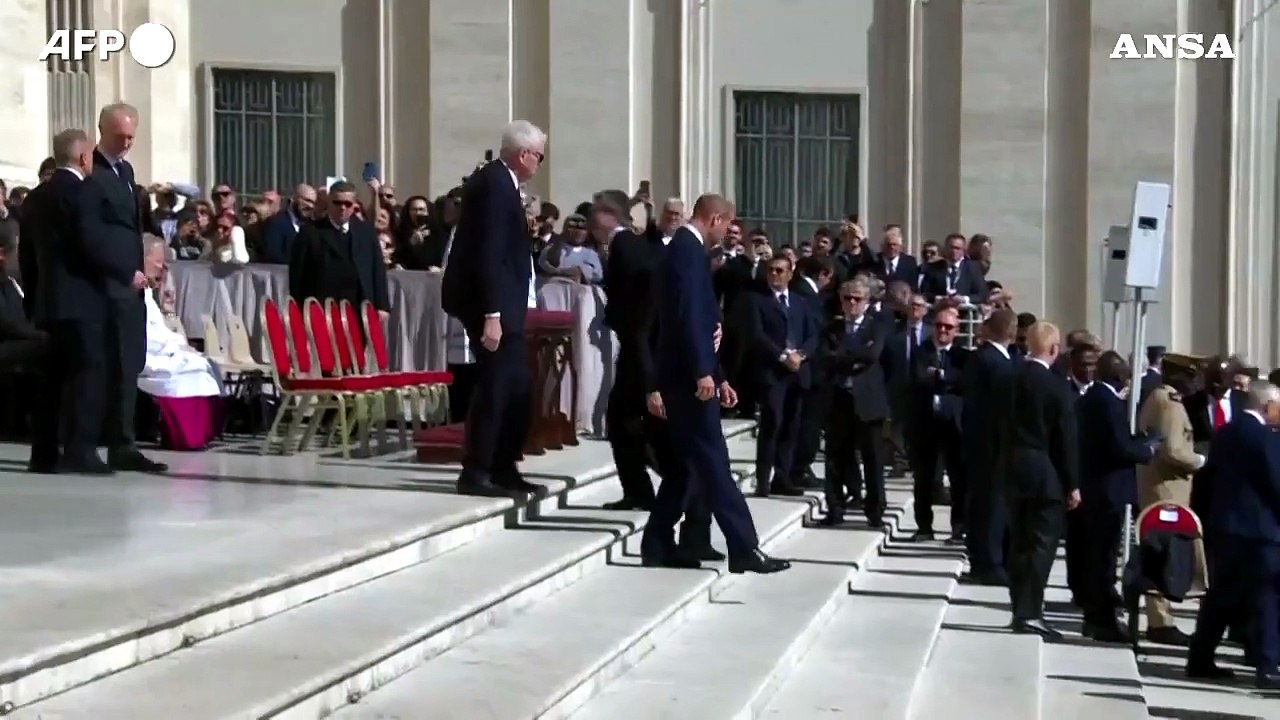 L'arrivo di Starmer e del principe William ai funerali di papa Francesco