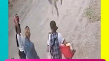Captan a hombre grabando a una joven sin su consentimiento y pasajero lo enfrenta